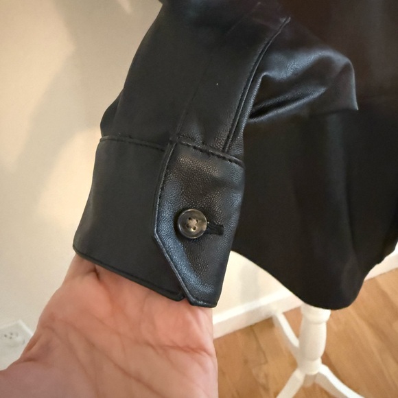 Banana Republic Women's Black Vegan Leather Shirt Jacket NWT Small - Picture 4 of 8
